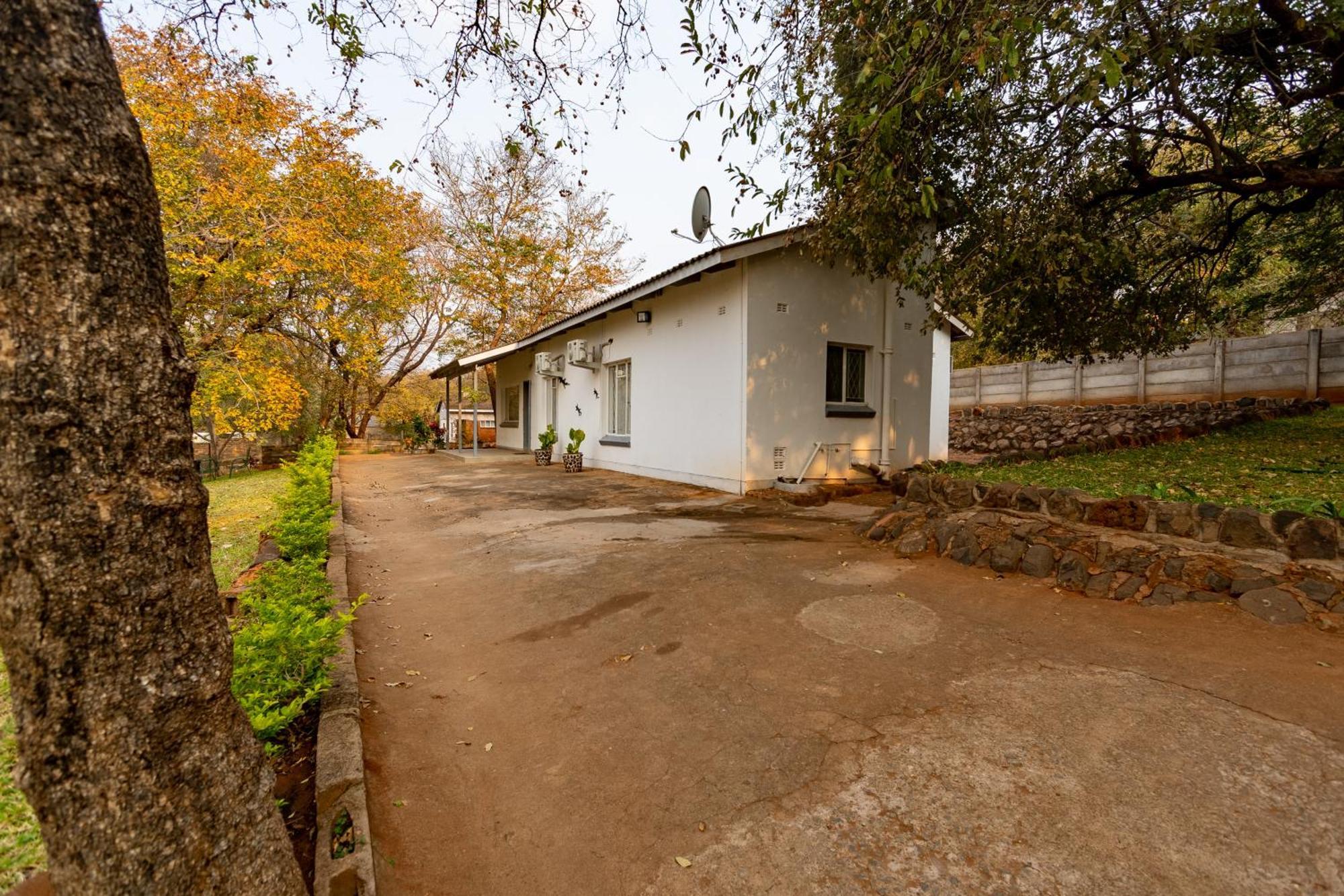 Wood Road Guest Lodge Air Terjun Victoria Bagian luar foto